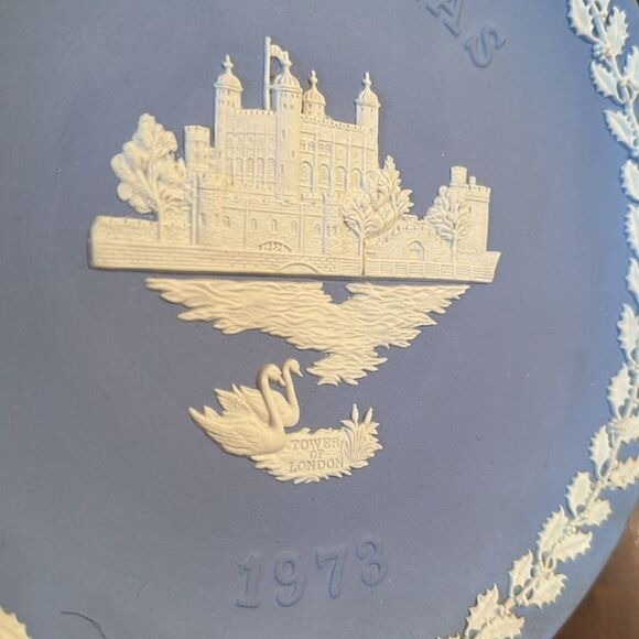 Wedgwood Blue Jasper Christmas 1973 Plate - Picture 3 of 7